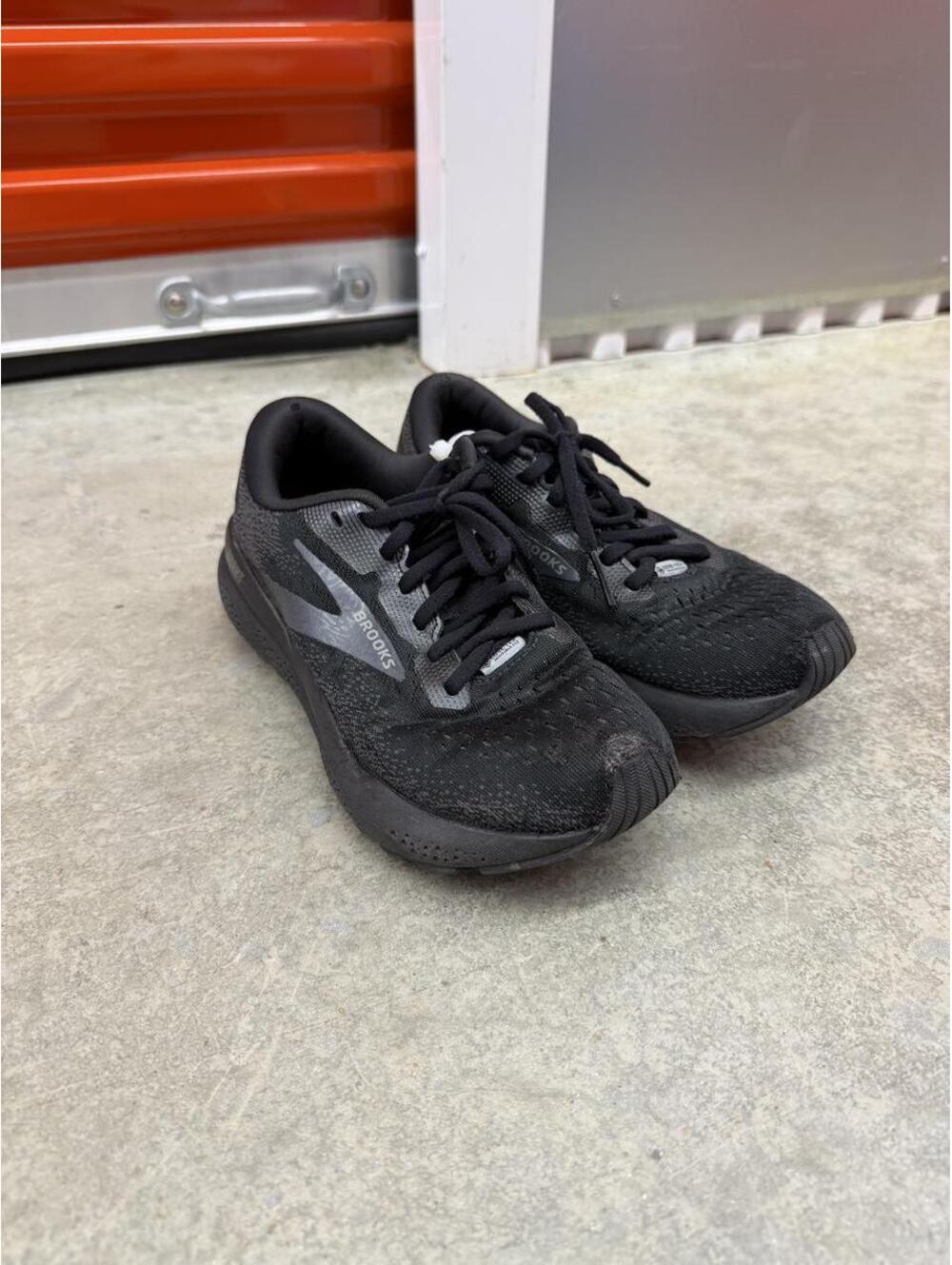 brooks ghost 16 goretex triple black running shoes size 7 WOMENS